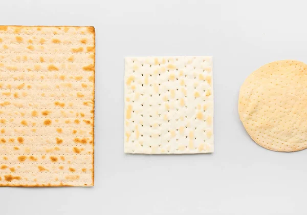 Διαφορετικές Εβραϊκές Flatbread Matza Για Πάσχα Στο Φως Φόντο — Φωτογραφία Αρχείου