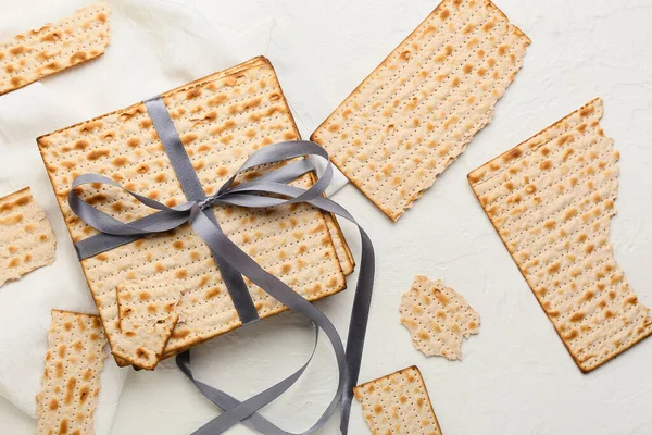 Joodse Platbrood Matza Voor Pascha Met Lint Servet Witte Achtergrond — Stockfoto