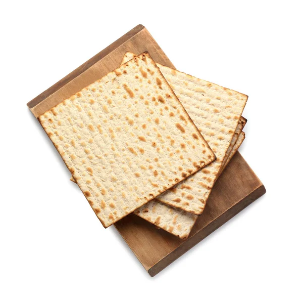 白背景逾越节用的带有犹太扁平面包松饼的木板 — 图库照片