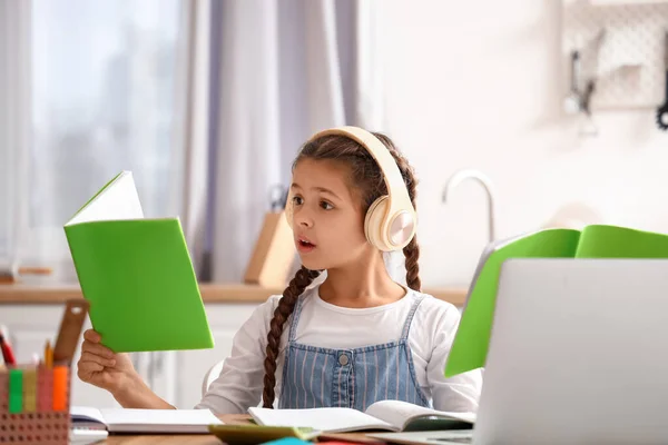 Menina Chocada Fones Ouvido Com Livros Didáticos Estudando Line Casa — Fotografia de Stock