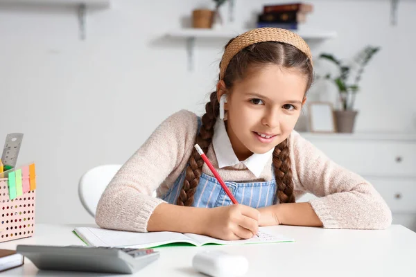 Kleines Mädchen Schreibt Copybook Während Hause Mit Online Tutor Lernt — Stockfoto