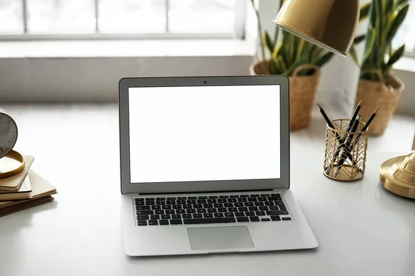 Laptop Moderno Suporte Papelaria Lâmpada Despertador Mesa — Fotografia de Stock
