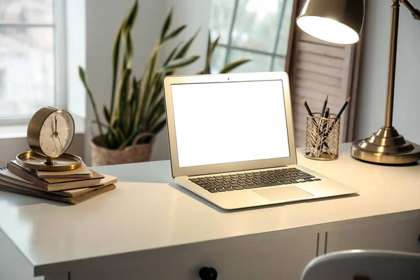 Moderner Laptop Und Glühende Lampe Auf Dem Tisch Zimmer — Stockfoto