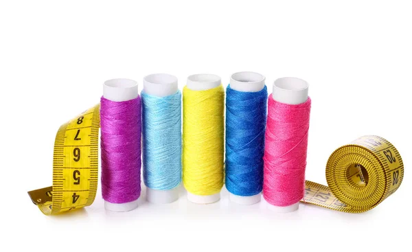 Multicolored Thread Spools Measuring Tape White Background — Stock Photo, Image