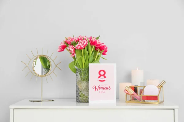 Kartka Okolicznościowa Tekstem Dzień Happy Women Tulipany Kosmetyki Dekoracyjne Komodzie — Zdjęcie stockowe