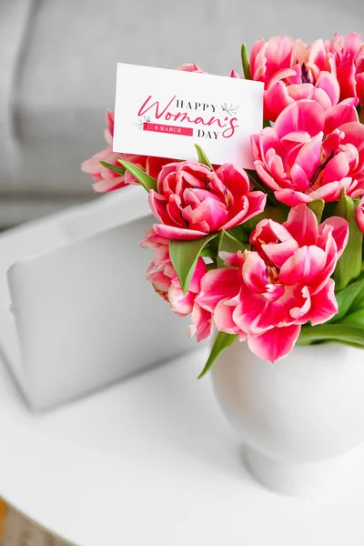 Bukiet Tulipanów Kartki Tekstem Wcześniej Dzień Kobiety Stole Zbliżenie — Zdjęcie stockowe