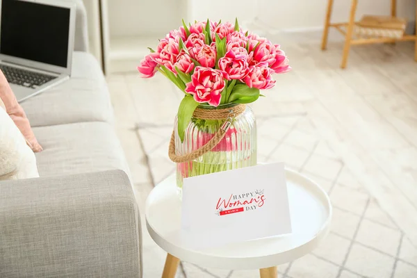 Tulipanes Tarjeta Felicitación Con Texto Día Mujer Feliz Mesa Habitación — Foto de Stock