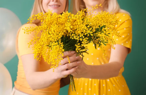 Jovem Mulher Sua Mãe Com Flores Fundo Verde Close — Fotografia de Stock