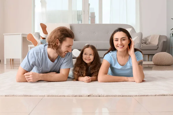 Junge Familie Liegt Hause Auf Weichem Teppich — Stockfoto