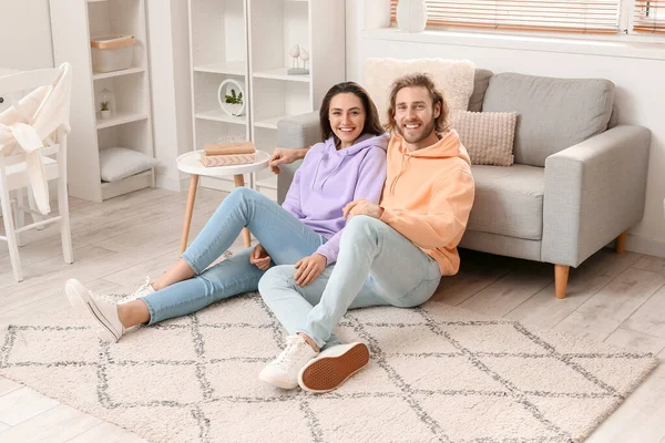 Young Couple Sitting Soft Carpet Home — Stock Photo, Image