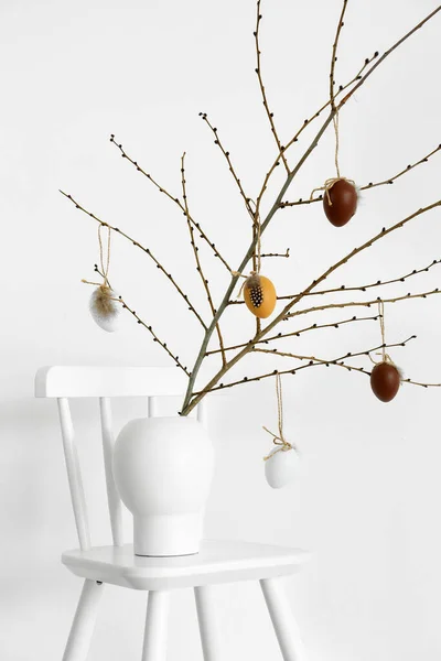 Vaso Com Galhos Árvore Ovos Páscoa Cadeira Perto Parede Clara — Fotografia de Stock