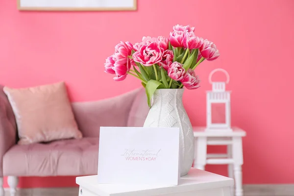 Ваза Тюльпанами Поздравительная Открытка Текстом Международный Женский День Столе Номере — стоковое фото