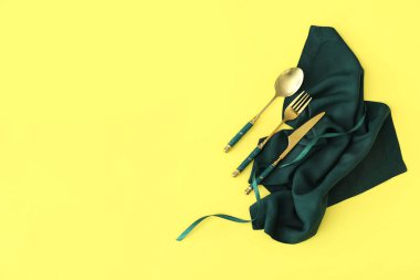 Sarı arkaplanda basit tablo ayarı