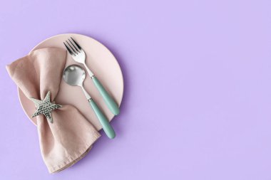 Mor arkaplanda basit tablo ayarı