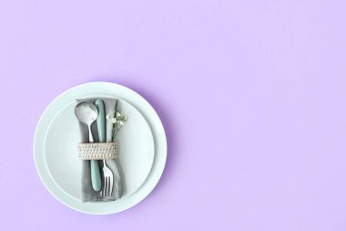 Mor arkaplandaki çiçekli basit masa ayarları