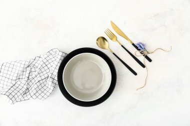 Açık arkaplanda çiçekli basit masa ayarları