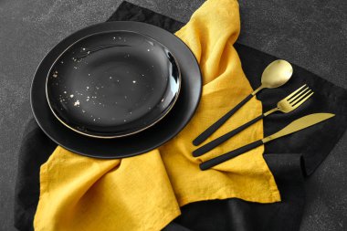 Koyu arkaplanda zarif tablo ayarı