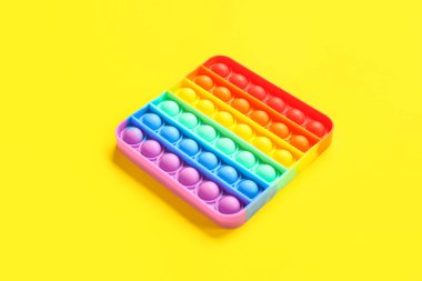 Sabit oyuncağı sarı arka plana yerleştir. Otistik bozukluk kavramı