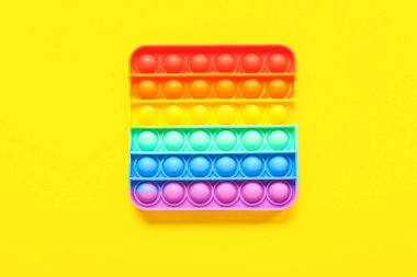 Sabit oyuncağı sarı arka plana yerleştir. Otistik bozukluk kavramı