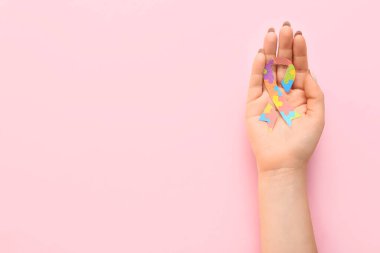 Pembe arka planda farkındalık kurdelesi olan bir kadın. Otistik bozukluk kavramı