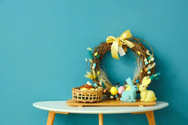 Paskalya Yumurtaları Pasta Renkli Duvarın Yanındaki Masada Güzel Bir Dekor — Stok fotoğraf
