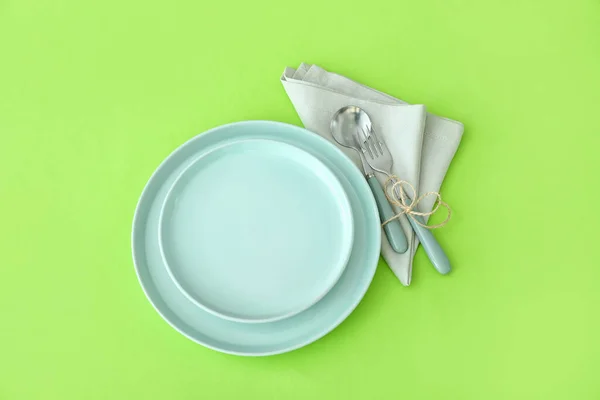 Einfache Tischdekoration Auf Grünem Hintergrund — Stockfoto