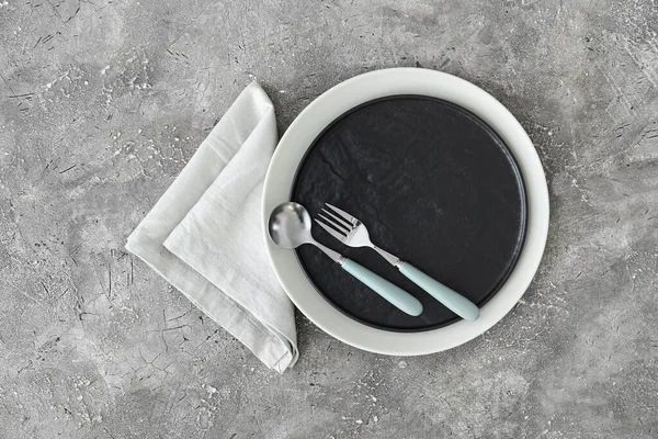 Einfache Tischdekoration Auf Grauem Grunge Hintergrund — Stockfoto