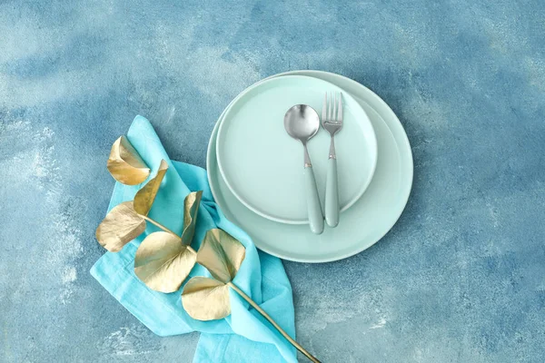 Einfache Tischdekoration Und Eukalyptusblätter Auf Blauem Grunge Hintergrund — Stockfoto