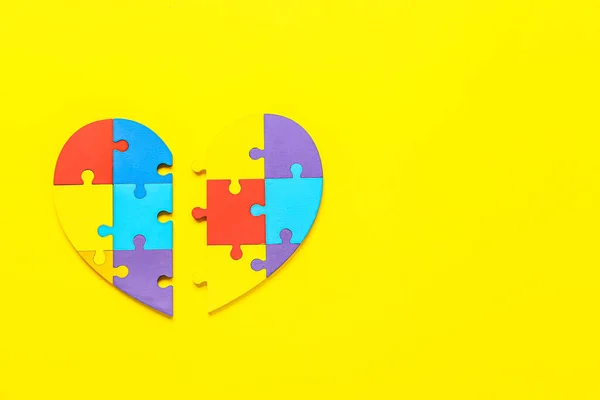 Серце Різнокольорових Шматочків Пазлу Жовтому Тлі Концепція Аутичного Розладу — стокове фото