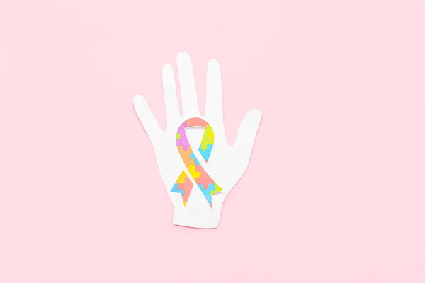 Papper Mänsklig Handflata Med Medvetenhet Band Rosa Bakgrund Begreppet Autistisk — Stockfoto