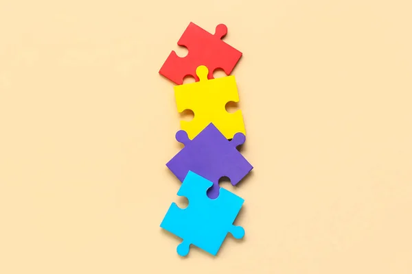 Pezzi Puzzle Colorati Sfondo Beige Concetto Disturbo Autistico — Foto Stock