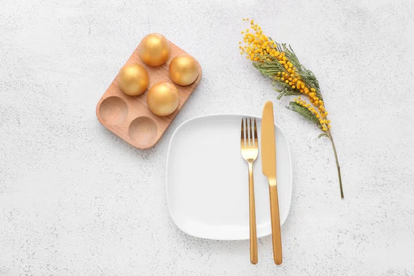 Schöne Tischdekoration Mit Ostereiern Und Mimosen Blumen Auf Weißem Hintergrund — Stockfoto