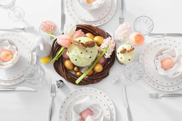 Schöne Tischdekoration Mit Osterkuchen Eiern Und Tulpen Zimmer Nahaufnahme — Stockfoto