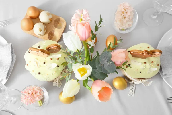 Όμορφο Σκηνικό Τραπεζιού Πασχαλινά Κέικ Αυγά Και Λουλούδια Στο Δωμάτιο — Φωτογραφία Αρχείου