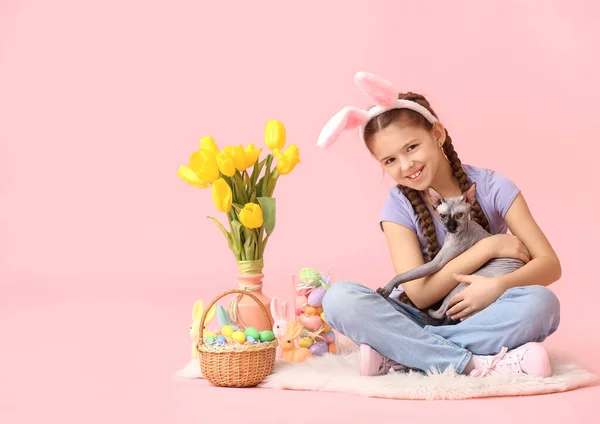 Kleines Mädchen Mit Sphynx Katze Ostereiern Hasen Und Tulpen Auf — Stockfoto