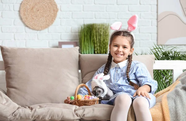 Bambina Con Gatto Sphynx Uova Pasqua Seduta Sul Divano Casa — Foto Stock