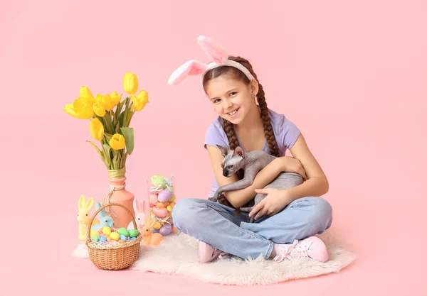 Bambina Con Gatto Sphynx Uova Pasqua Conigli Tulipani Sfondo Rosa — Foto Stock