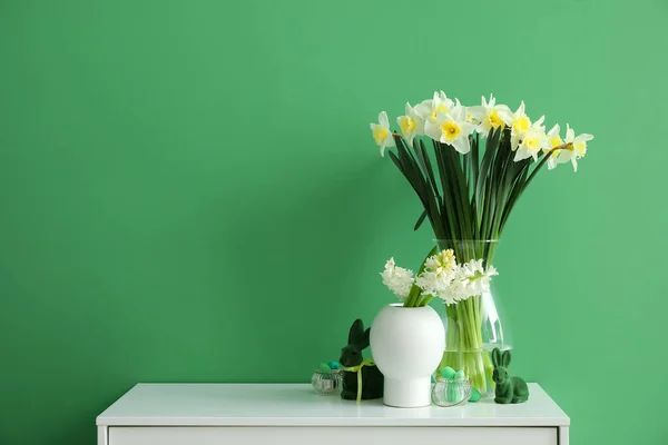 Beautiful Flowers Easter Decor Chest Drawers Green Wall — Stock Photo, Image