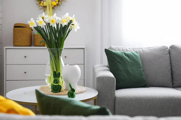 Easter Bunnies Vase Daffodils Flowers Table Living Room — Stock Photo, Image