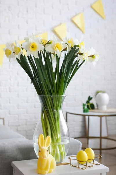 Vaas Met Narcissen Bloemen Houder Met Paaseieren Konijn Tafel Kamer — Stockfoto