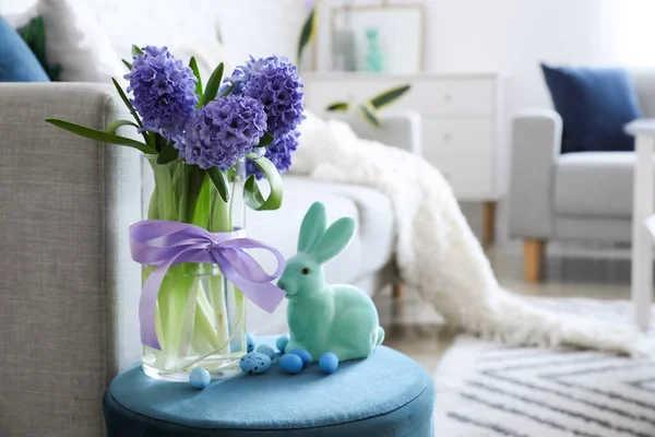 Vase Avec Fleurs Jacinthe Oeufs Pâques Lapin Sur Table — Photo