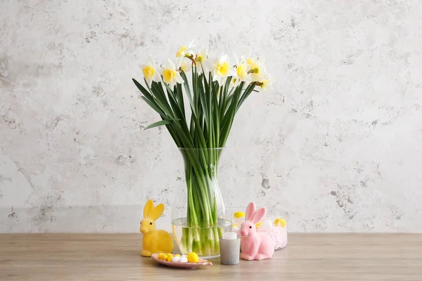 Virágos Váza Húsvéti Tojás Nyuszi Fából Készült Asztalon Grunge Fal — Stock Fotó