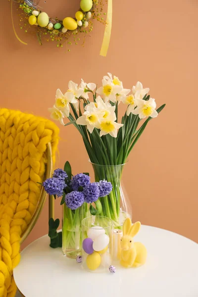 Pasen Decor Mooie Bloemen Tafel Buurt Van Kleur Muur — Stockfoto