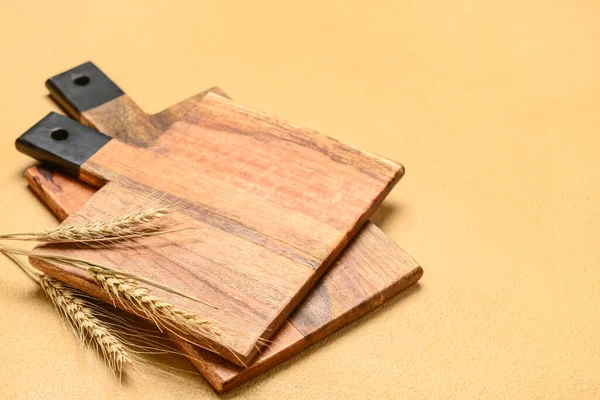 Houten Snijplanken Tarwespikkels Beige Ondergrond — Stockfoto