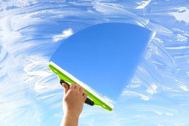 Deterjan ve mavi gökyüzüne karşı cımbızla pencereyi yıkıyorum.