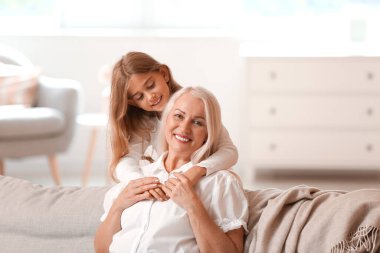 Küçük kız büyükannesiyle birlikte evde.