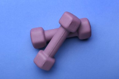 Mavi arkaplanda şık halterler