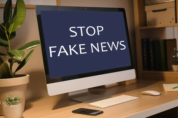 Текст Stop Fake News Екрані Комп Ютерного Монітора Столі — стокове фото