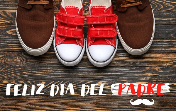 Felicitări Pentru Ziua Internațională Tatălui Pantofi Tati Fiu Fundal Din — Fotografie, imagine de stoc