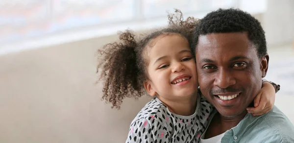 Portrét Šťastného Afroamerického Otce Jeho Dcery Doma — Stock fotografie